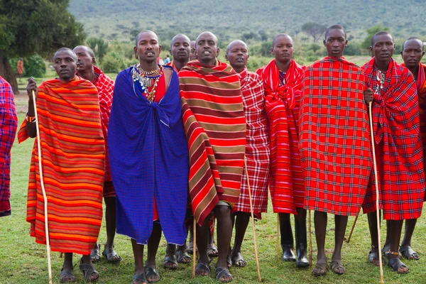 Kenianische Massai-Männer in Mänteln — Stockfoto