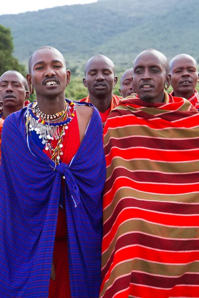 Kenianische Massai-Männer in Mänteln — Stockfoto