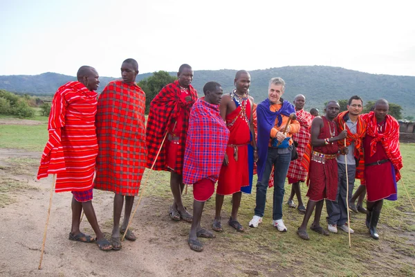 Kenyan maasai men with tourists — Stock Photo, Image