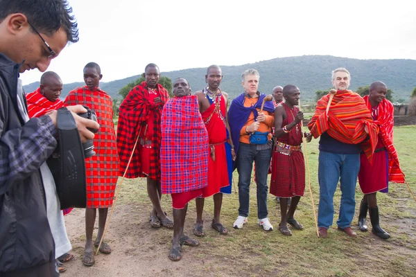 Kenyan maasai men with tourists — Stock Photo, Image