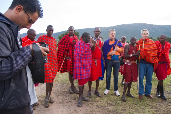 Kenyan maasai men with tourists — Stock Photo, Image