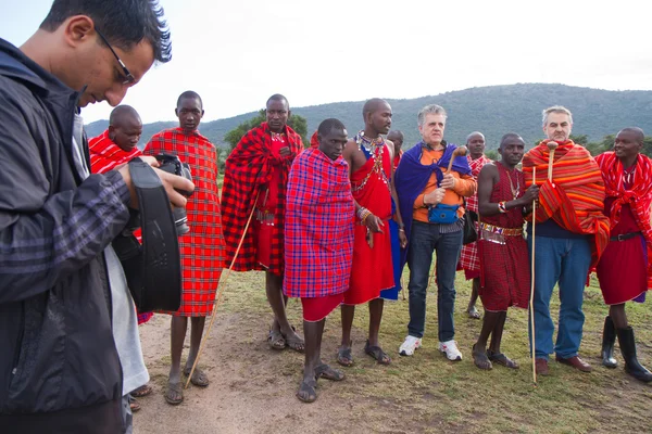 Kenyan maasai men with tourists — Stock Photo, Image