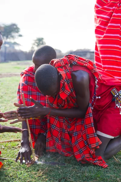 Povo maasai queniano em mantos — Fotografia de Stock