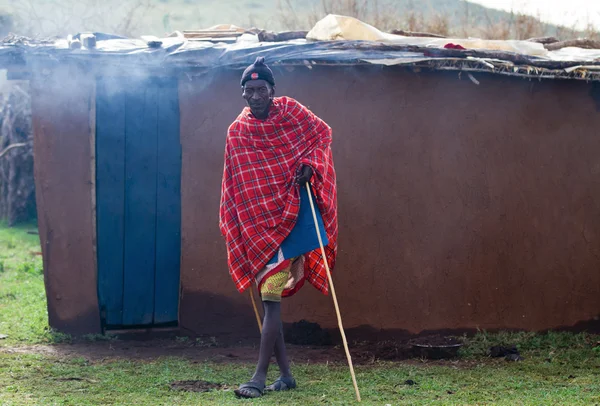 Кенийский масай в мантии — стоковое фото