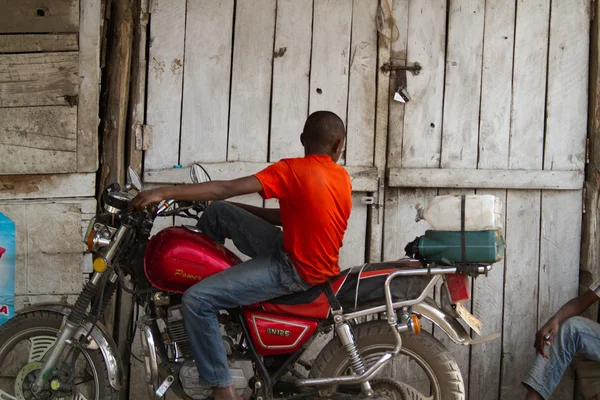 Masai tribal man op de motorfiets — Stockfoto