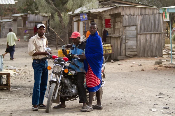 Masai uomini tribali con moto — Foto Stock