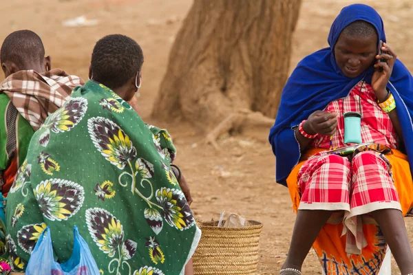 Masai mujer tribal con teléfono — Foto de Stock