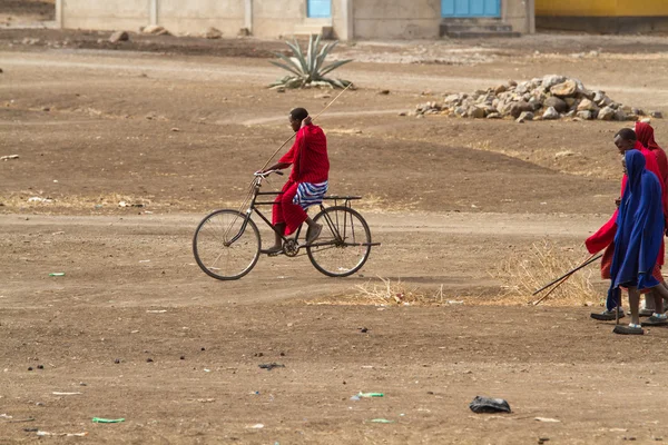 Masai tribal man op de fiets — Stockfoto