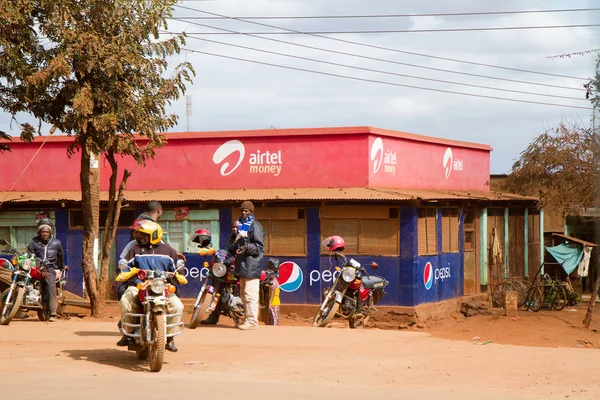 Tanzanya yerel insanlar üzerinde motosiklet — Stok fotoğraf