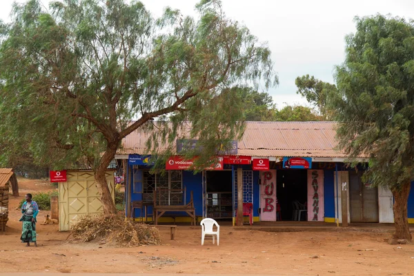 Tanzanian woman near the pub — Stock Photo, Image