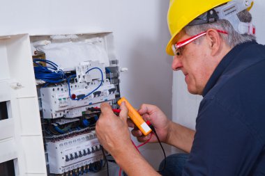 Erkek elektrikçi çalışma