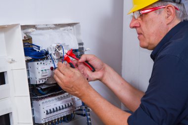 Erkek elektrikçi çalışma