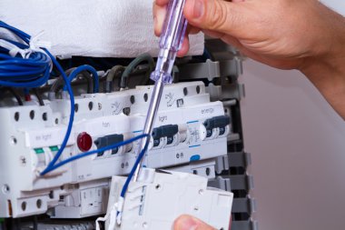 Erkek elektrikçi çalışma