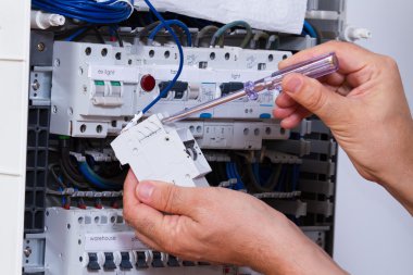 Erkek elektrikçi çalışma