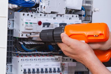 Erkek elektrikçi çalışma