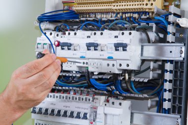 Erkek elektrikçi çalışma