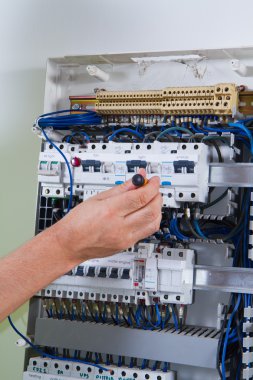 Erkek elektrikçi çalışma