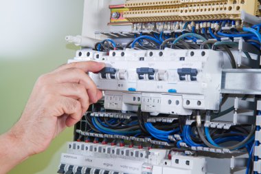 Erkek elektrikçi çalışma