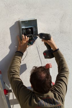 Ekipman sabitleme elektrikçi