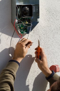 Ekipman sabitleme elektrikçi