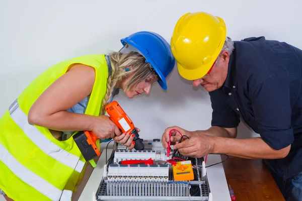 Elektriciens werken binnenshuis — Stockfoto