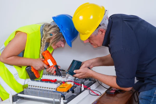 Eletricistas trabalhando dentro de casa — Fotografia de Stock