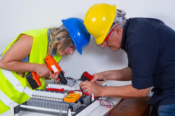 Elektriciens werken binnenshuis — Stockfoto
