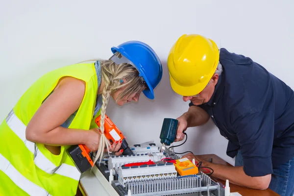 Electricistas trabajando en interiores —  Fotos de Stock