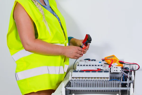 Female electrician working — Stock Photo, Image