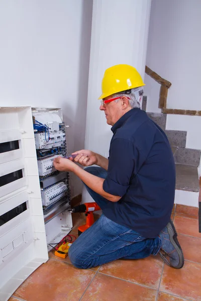 Elektriker bei der Arbeit — Stockfoto