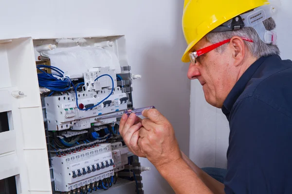 Mužské elektrikář pracuje — Stock fotografie