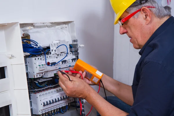 Mannelijke elektricien werken — Stockfoto