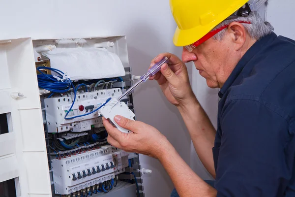 働く男性の電気技師 — ストック写真