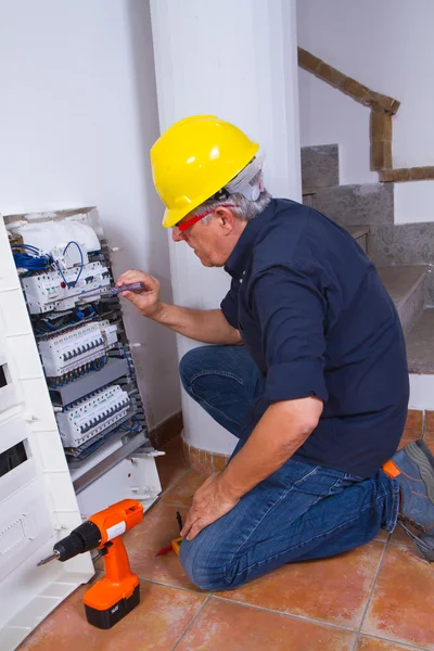 Mannelijke elektricien werken — Stockfoto