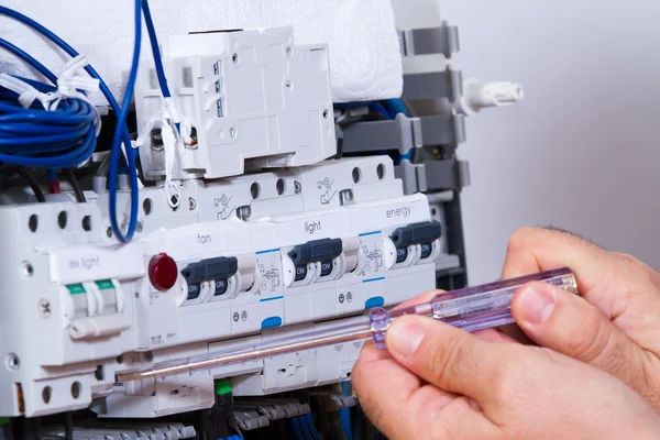 Erkek elektrikçi çalışma