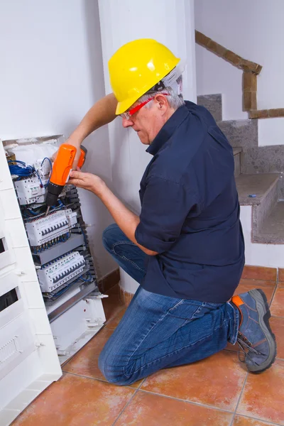 Eletricista masculino trabalhando — Fotografia de Stock