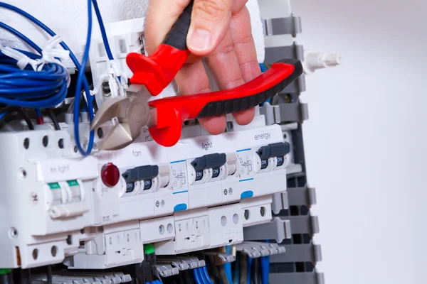 Electricista masculino trabajando — Foto de Stock