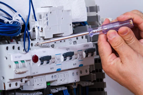 Electricista masculino trabajando — Foto de Stock