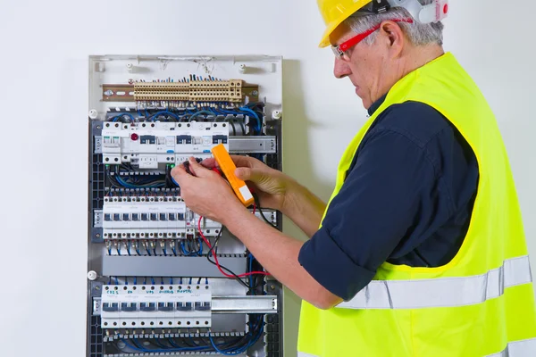 Eletricista masculino trabalhando — Fotografia de Stock