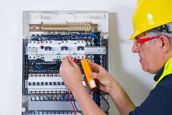 Mannelijke elektricien werken — Stockfoto