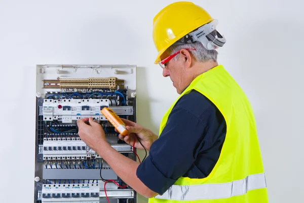 Eletricista masculino trabalhando — Fotografia de Stock