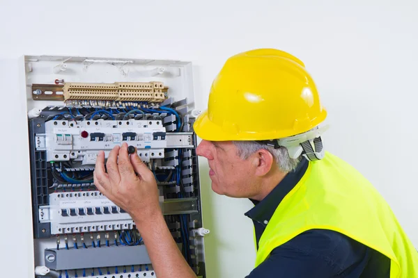 Eletricista masculino trabalhando — Fotografia de Stock