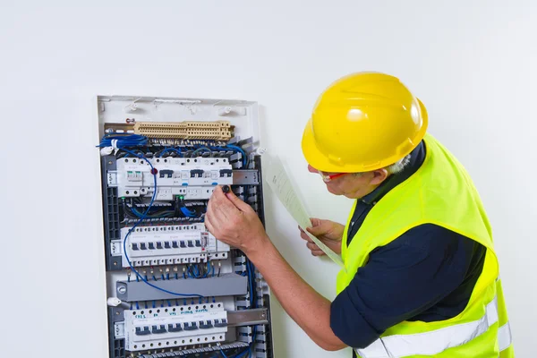 Mannelijke elektricien werken — Stockfoto