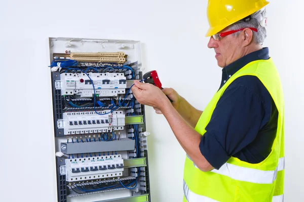 Eletricista masculino trabalhando — Fotografia de Stock