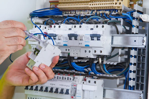 Manliga elektriker arbetar — Stockfoto