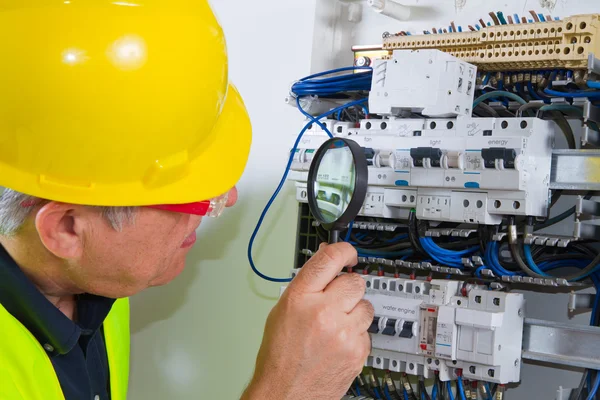 Eletricista trabalhando dentro de casa — Fotografia de Stock