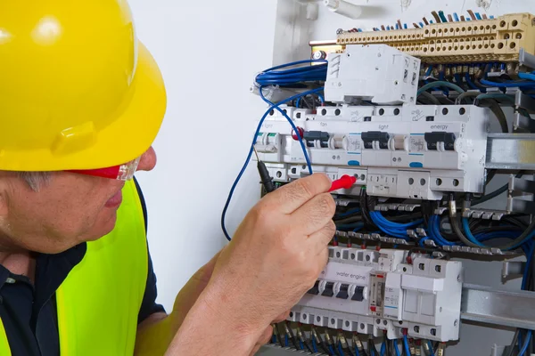 Elettricista che lavora in casa — Foto Stock