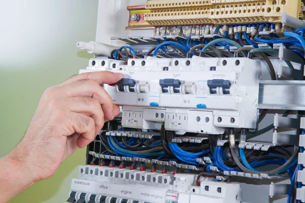 Manliga elektriker arbetar — Stockfoto