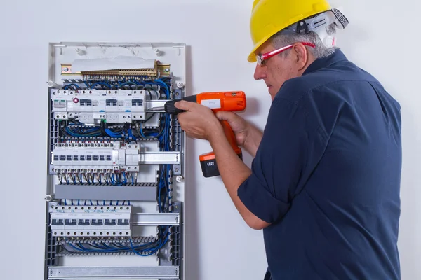 Eletricista trabalhando dentro de casa — Fotografia de Stock