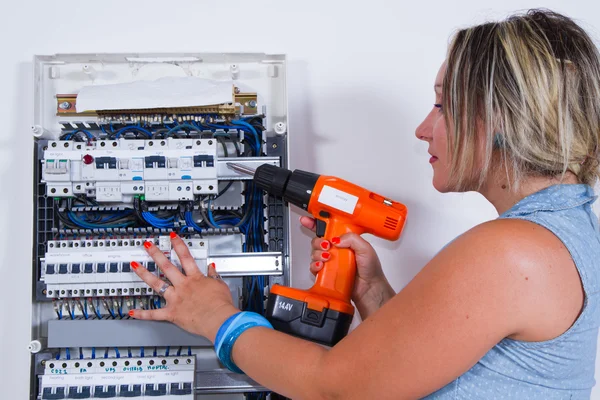 Eletricista feminina trabalhando — Fotografia de Stock